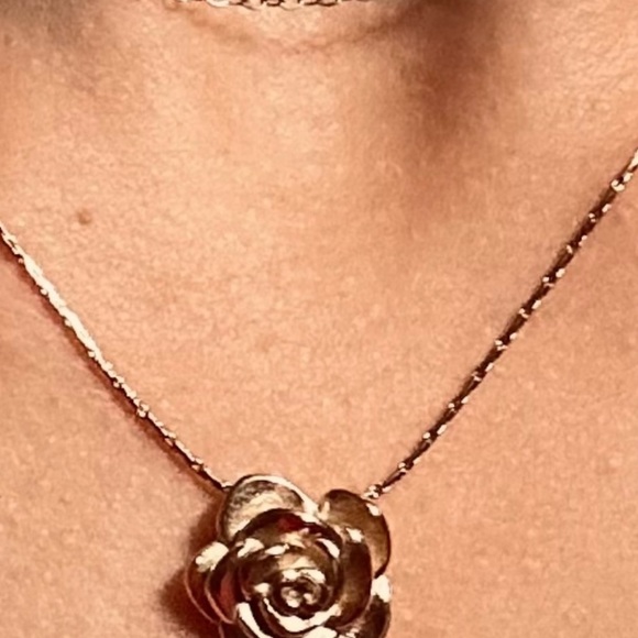 Gorgeous 18k Gold Plated Delicate Roses Necklace - Picture 5 of 5